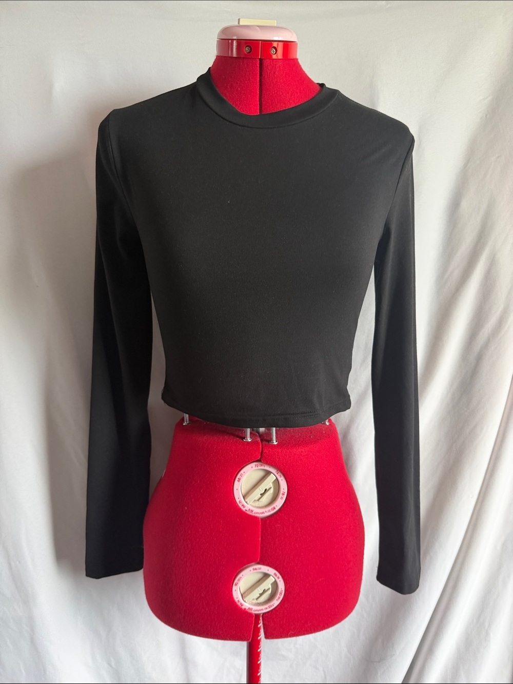 Women's Black Long-Sleeve Cropped Crewneck Top